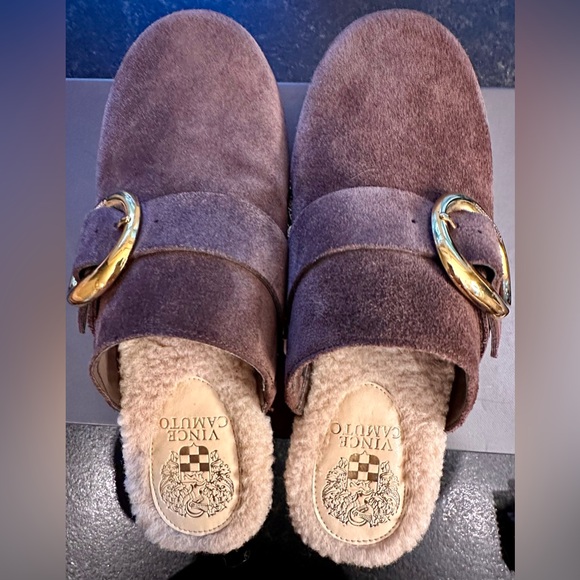 Vince Camuto (EVEREVE) Sherpa Size 6.5 Brown Suede Gold Buckle Clogs - Picture 3 of 11